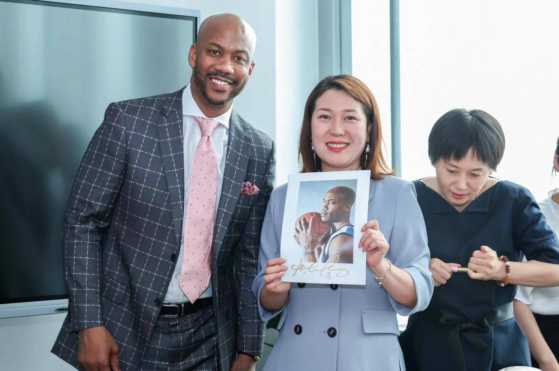 “俱乐部感谢何塞-卡斯特罗-卡尔莫纳在过去十年中作为俱乐部主席所做的工作，过去十年是俱乐部最成功的时期之一，创造了五座欧联杯冠军以及其他许多里程碑式的体育纪录。
